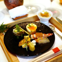 ナベノ-イズム - 八寸盆
                右奥の「ウニと蕎麦がき」がユニーク