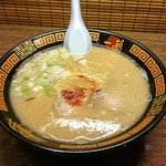 一蘭 - いつもの味集中カウンターで安定の「天然とんこつラーメン」（790円）。