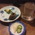 源氏 - 1杯目高清水初しぼり+バイ貝・エンドウ豆+糠漬け
