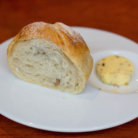 Restaurant Re: - 自家製クルミパン。あたたくて、クルミもゴロっと入ってて美味しい~　お代わりはフォカッチャでした☆