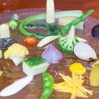 Restaurant Re: - 芸術的な野菜の盛り合わせ。3種類のソースともども、とても丁寧に作られてました。瞬殺でしたが。。