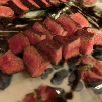 にくの匠 三芳 - ステーキアップ。お肉の断面、、、見てみて～。　思い出してヨダレ～！(笑)　4人分。