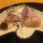 懐石料理 はし本 - 向付：鯛、縞鯵、北海道産天然帆立