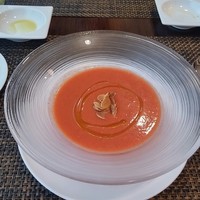 サラマンジェ ド ヨシノ - 本日のスープはガスパチョ。トマトの酸味と甘みが際立った冷製スープでした。アーモンドがまたいいアクセントになっていました。