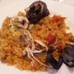 コム チュ ヴー - 取り皿の上でパエリャを伸ばして馴染ませます。