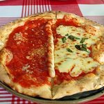 ピッツェリア　ラ・ロカンダ・デル・ピットーレ - ピアチェーレ（マルゲリータとピッカンテのハーフ＆ハーフ）