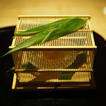 弧玖 - 「先付」虫籠にエビのジュレとそうめんかぼちゃと白キクラゲ、パプリカのムース
      「2016.07撮影」