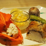 弧玖 - ブドウの白和え
      北海道のとうもろこしジュレ
      横須賀の枝豆
      チーズイン茶巾
      鮎の塩焼き
      小芋
      鱧押し寿司
      「2016.07撮影」