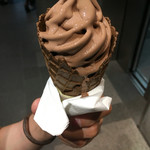 ユーゴ&ヴィクトール 表参道ヒルズ店 - ビターチョコレートソフトクリーム