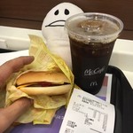 マクドナルド - チーズバーガーとアイスコーヒーで休憩