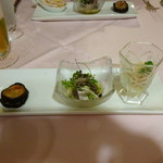 かえで庵 - オードブル　燻製ホタテと菜の花　地鯵の炙りと大麦のマリネ　茄子と豚トロのグリル