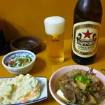 つるかめ食堂 - ５月再訪 この日は白ラベル赤星 に煮込みとポテサラ
                                写真見たら前来たときとメニューおんなじやん(笑) 飲みもんが 変わっただけ  それだけテッパンメニューでマチガイナシ