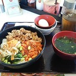 すき家 - 牛ビビンバ丼定食580円