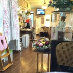 Kafe Bian - 店内…お母さまが趣味で集めた小物がたくさん！