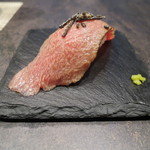 鉄板焼き valon - 北海道産黒毛和牛A5ランクの30日間熟成、友三角の炙り寿司