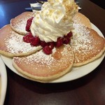Eggs 'n Things - ストロベリーにホイップクリームとマカダミアナッツのパンケーキ