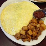 Eggs 'n Things - ホウレンソウ、ベーコンとチーズのオムレツ。付け合わせにポテトがたっぷり。