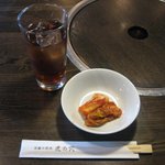 虎の穴 - ランチセット内のウーロン茶とキムチ