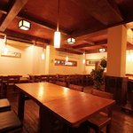 榮料理店 - 無垢材をふんだんに使った落ち着きある店内