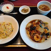 謝朋殿 幕張店 - 土日祝限定ランチセット・ハーフ焼きそばとハーフチャーハンのセット（1362円＋税）