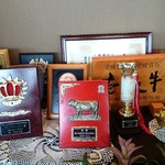 うめしま - 味処 うめしま　店内に飾ってあったトロフィー・賞の数々♪