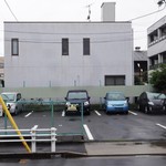 Tsune Hachi - 常八さんの真向かいにある駐車場です。4台分程が確保されています。大きめの車でも大丈夫ですネ！