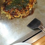 お好み焼き てっちゃん 本店 - コテ(小)で直接お口へ♪ 