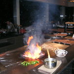 鉄板焼レストラン八景 - 調理中です。ファイヤー！