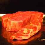 鉄板焼レストラン八景 - 奥は国産牛のサーロイン、手前が葉山牛