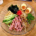 ラーメン工房　はっぴ - 冷麺大盛(+¥900)
      麺とスープのバランスが非常に良くて、美味しい！