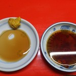 新ちゃん - 餃子のタレ　(右)水ぎょうざ　(左)ぎょうざ