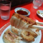 新ちゃん - ぎょうざリフト　美味しそうな焼き加減