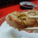 新ちゃん - ぎょうざ　辛子をたっぷりのせて