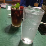 焼肉 はせ川 - レモンサワーと隣席のサングリア