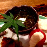 和だん  夢心邸 - 前菜から、沖縄産もずく酢（上）とトマトの白和え（右下）。もみじの緑とトマトの赤のコントラストが鮮やか。
      