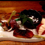 和だん  夢心邸 - 前菜。左上から時計回りに、磯つぶ貝のうま煮
      →沖縄産もずく酢→高野豆腐のうま煮→トマトの白和え→七味麩