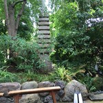 打心蕎庵 - お庭には、外待ち用の椅子が置かれています。