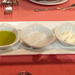 レストラン ル・プラトー - オリーブオイル、岩塩、ホイップバター