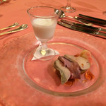 レストラン ル・プラトー - フォ・アグラと鴨肉のスモークと茄子のテリーヌ ＆ リンゴのスープ