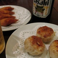 廣東飯店 - 手前：XO醤入り海鮮焼き饅頭（3個\600税別）
                奥：ﾛﾌﾞｽﾀｰ入り揚げ餃子(4個￥600税別）