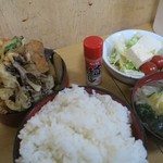 ごはん処あだち - サラダと味噌汁がセット