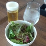 Noa Dining - ランチセットのサラダとグラスビール