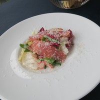 アロマクラシコ - ほろ苦野菜のインサラータ　生ハム　パルメザンチーズ　アロマクラシコスタイル