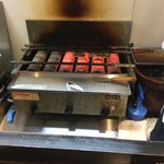 うなぎ 仙見 - ガス赤外線グリラーでほっこり。この危機のためか関東では珍しく金串を使用していました。