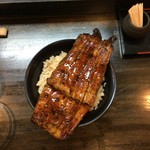 53347124 - はみだしうな丼2500円（税込は2700円）