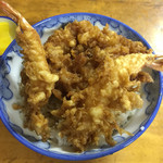 八ツ手屋 - 天丼（中）（税込750円）
      天ぷらは、小海老の天ぷら２本，イカ・玉ねぎのかき揚げです。