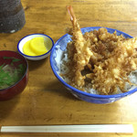 八ツ手屋 - 天丼（中）（税込750円）
      お吸い物と沢庵が付きます。