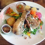 オー・ペシェ・グルマン - 美桜鶏もも肉のコンフィー サラダ仕立て1,600円+税