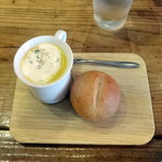 オー・ペシェ・グルマン - ランチにつく南瓜スープとパン