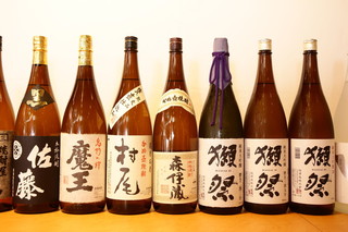 Baniku senmon ten tora zakura - 幻の焼酎！森伊蔵から、入集困難な獺祭まで！お酒の種類も豊富です。